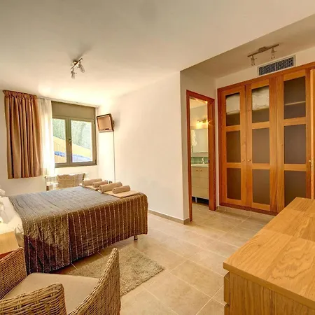 Villa Montgrí 27 *